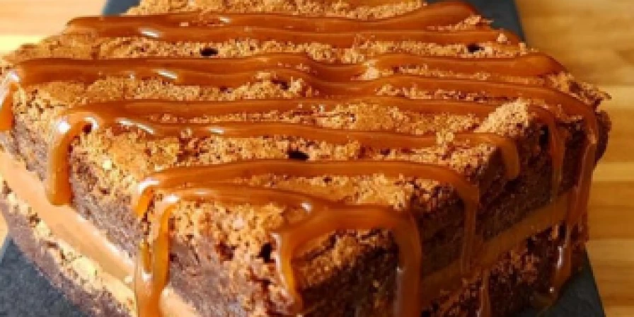 Brownie recheado com doce de leite.