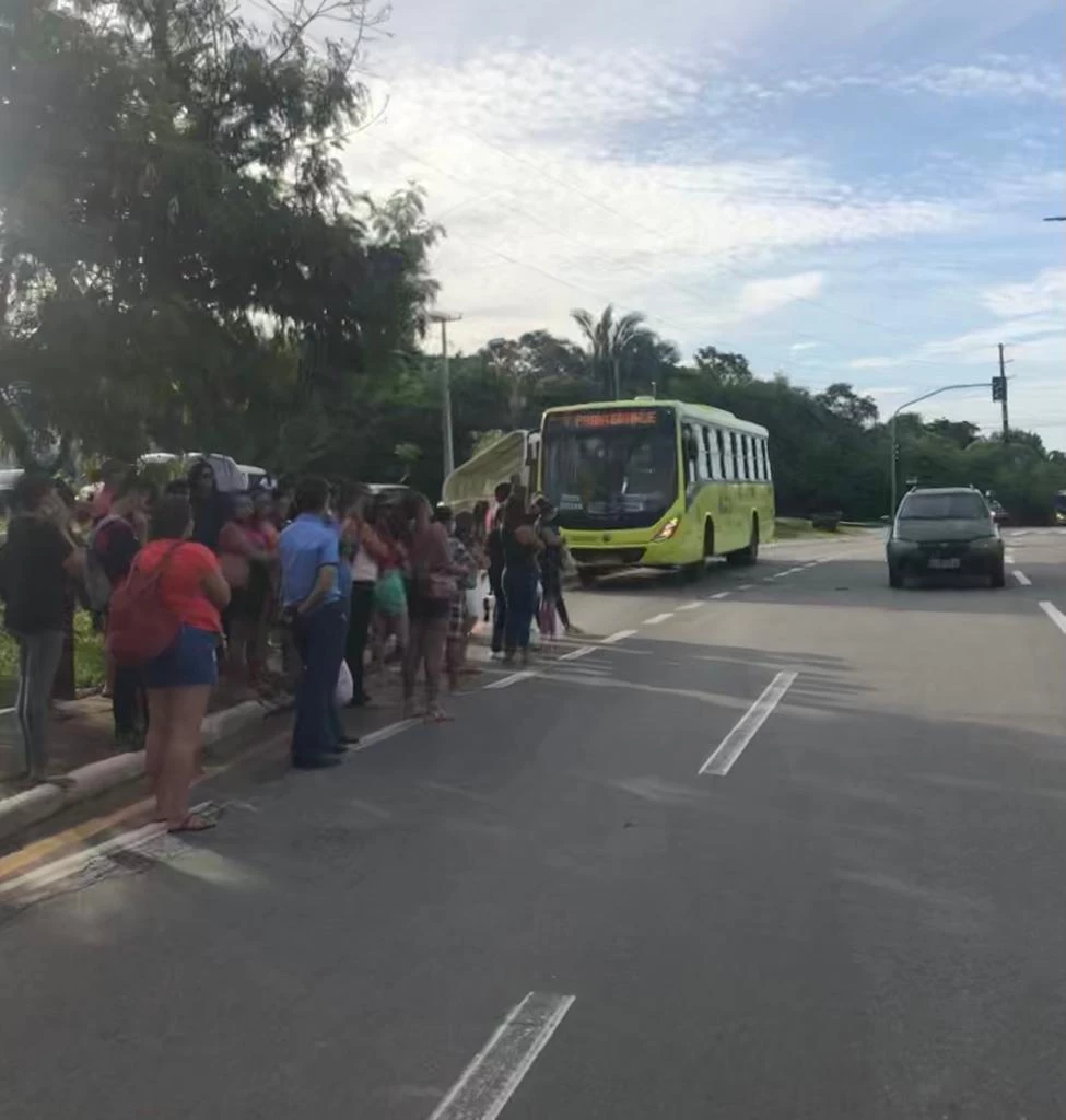 Ônibus fica no
