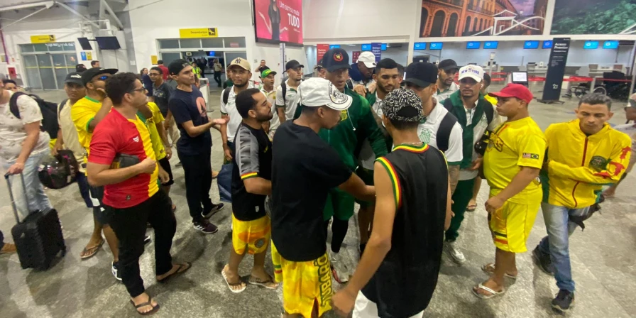 Torcedores compareceram nesta segunda-feira no Aeroporto Hugo da Cunha Machado