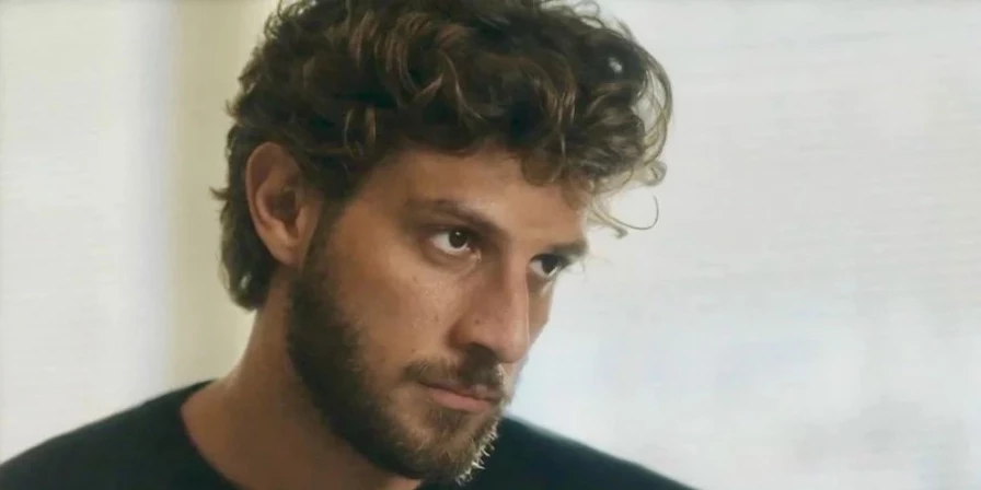 Ari (Chay Suede)