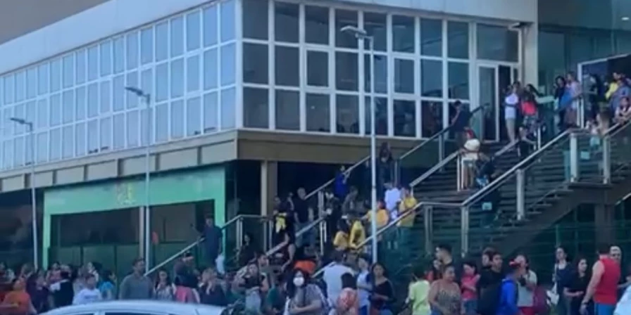 Clientes deixam shopping durante incêndio nesta terça-feira (7).