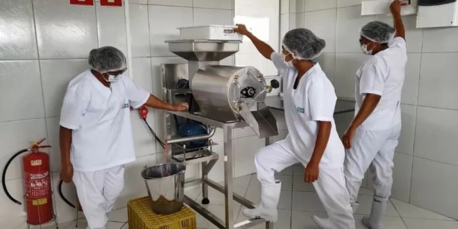 Mesmo nos setores de atividades em que as mulheres são maioria, em média, elas recebem menos.