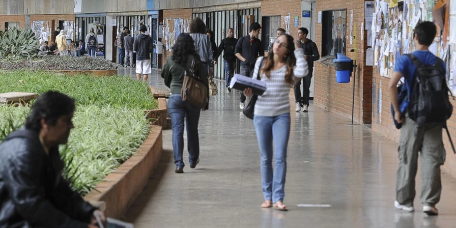 O sistema executa a seleção dos estudantes com base na nota do Exame Nacional do Ensino Médio (Enem).