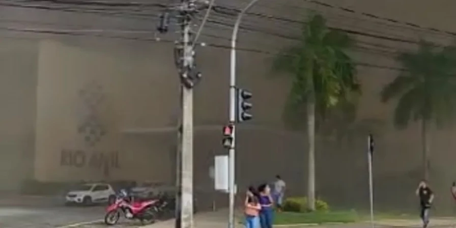 Ao menos, 13 pessoas ficaram feridas.