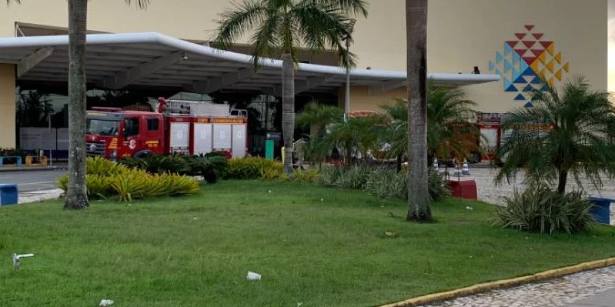 Corpo de Bombeiros permanece no shopping Rio Anil.