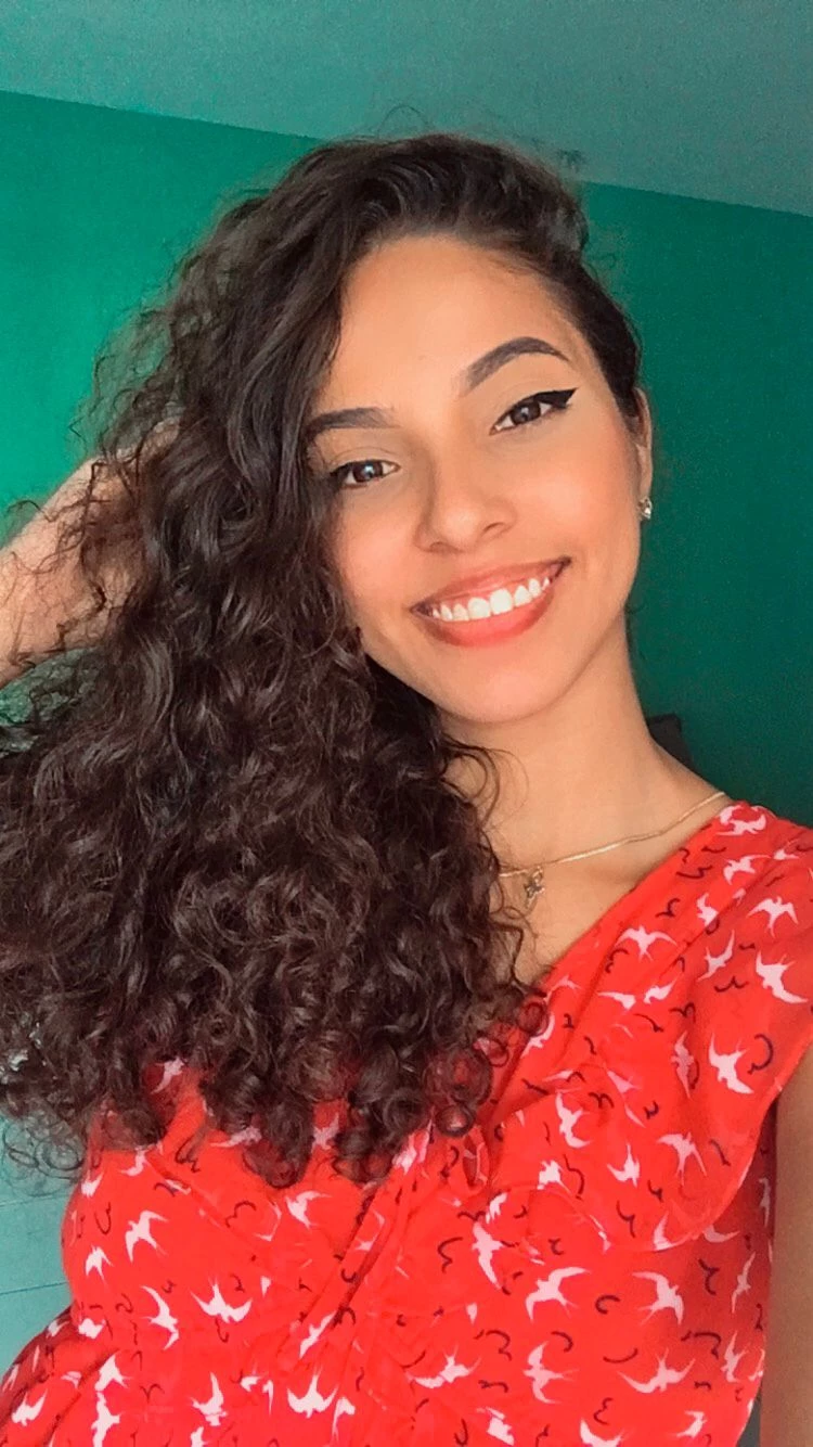 Jasmyn Lemos divide a rotina entre trabalhar com jogos e fazer uma graduação em enfermagem.
