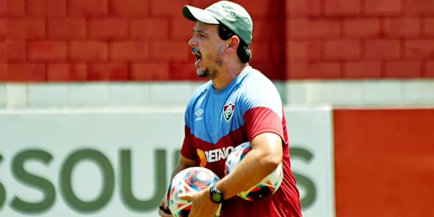 O técnico Fernando Diniz durante treinamento do Fluminense.