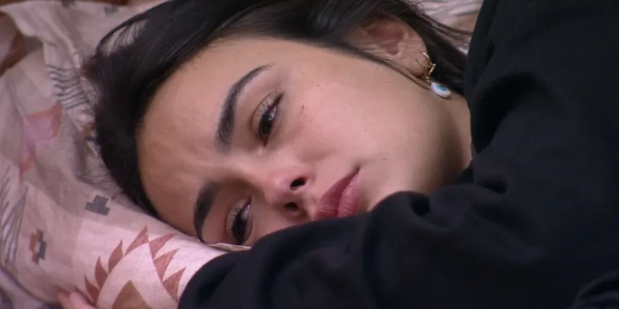 Larissa chora no Quarto Deserto.