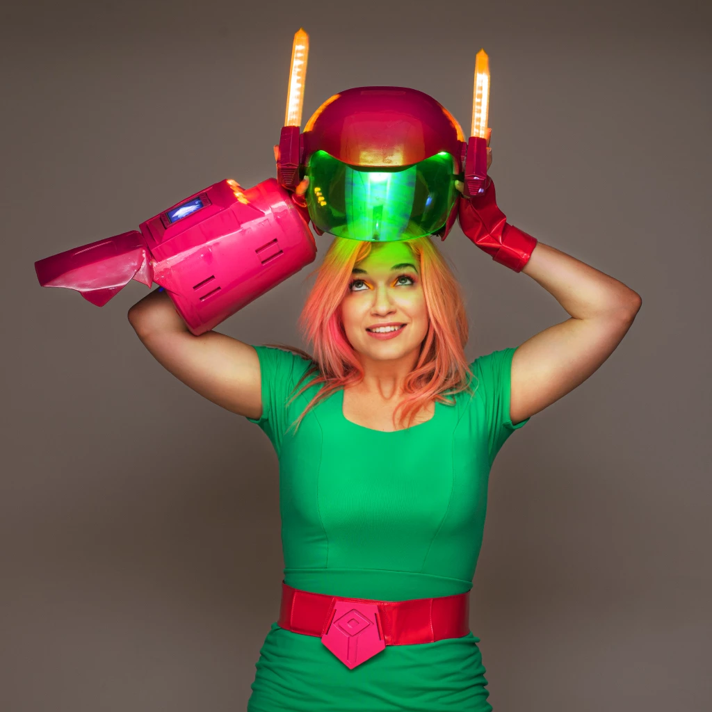 Ana Ribeiro faz cosplay da heroína do seu jogo, Pixel Ripped.