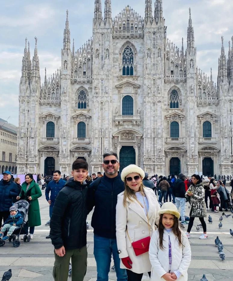 Ainda na Itália, Tales Freire em frente à linda Catedral de Milão com a esposa Patrícia e os filhos Mateus e Marina