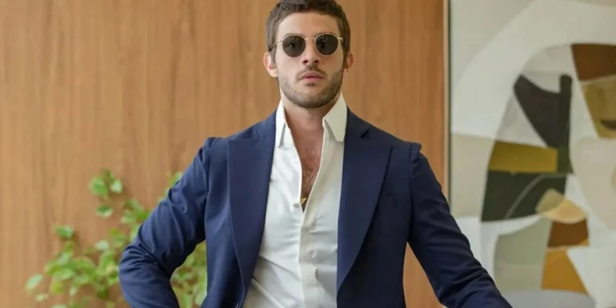 Ari (Chay Suede)