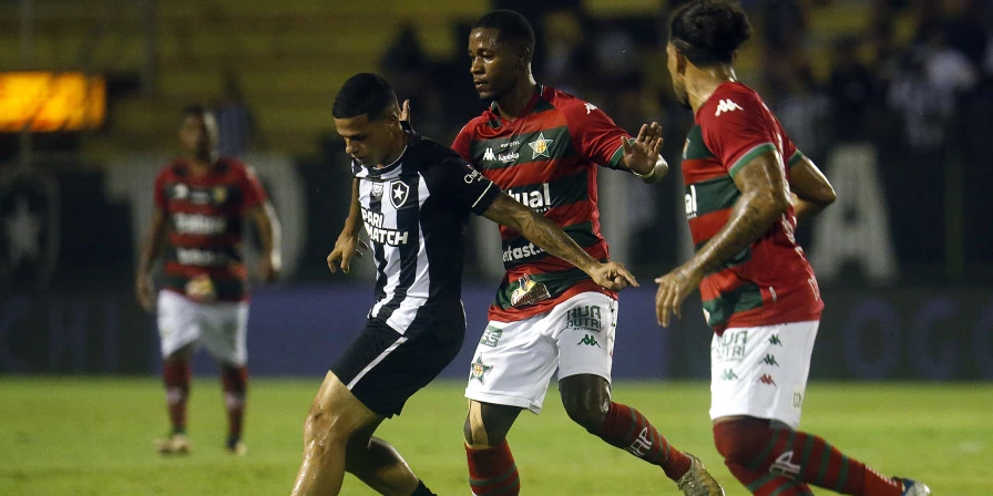 Lance da partida entre Portuguesa-RJ e Botafogo.