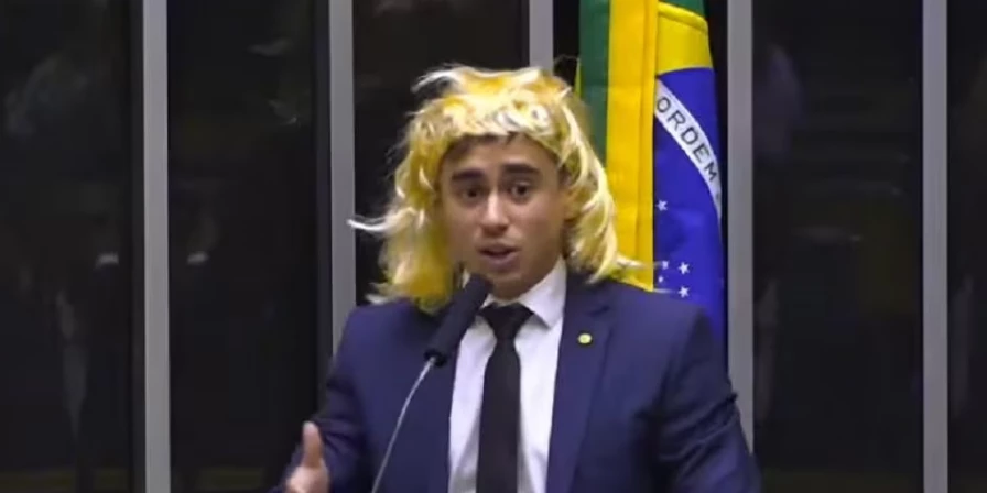 Nikolas Ferreira usou peruca em discurso na Câmara dos Deputados