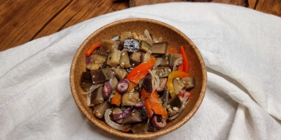 A salada pode ser servida como entrada, acompanhado de torradas.