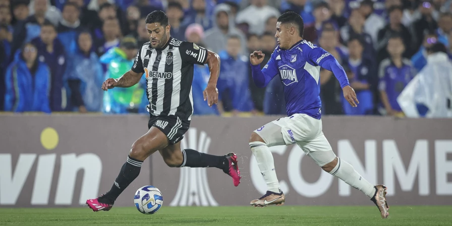 Lance do duelo entre Millonarios e Atlético-MG.