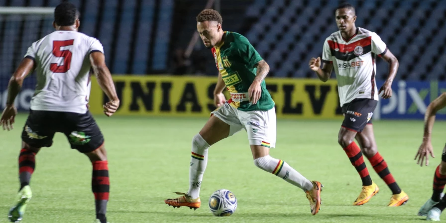 Sampaio e Campinense em ação no Castelão.