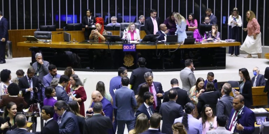 A pensão especial, no total de um salário mínimo (R$ 1.320 hoje), será destinada ao conjunto dos filhos biológicos ou adotivos e dependentes