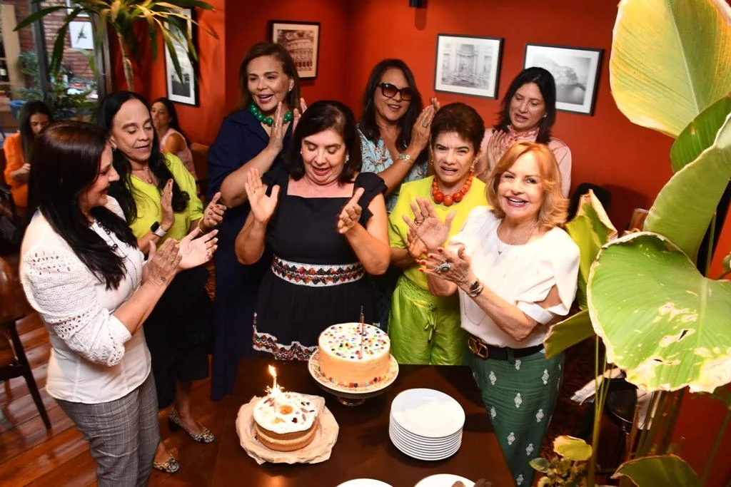 Cercada de amigas, Ana Lúcia Albuquerque foi homenageada com almoço, ontem, no Mamma, por motivo de sua nova idade transcorrida em 18 de fevereiro