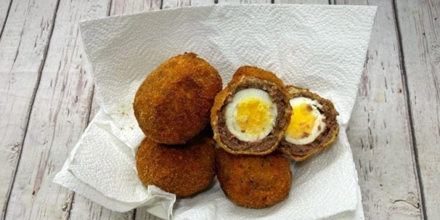 O bolovo é um bolinho de carne recheado com ovo.