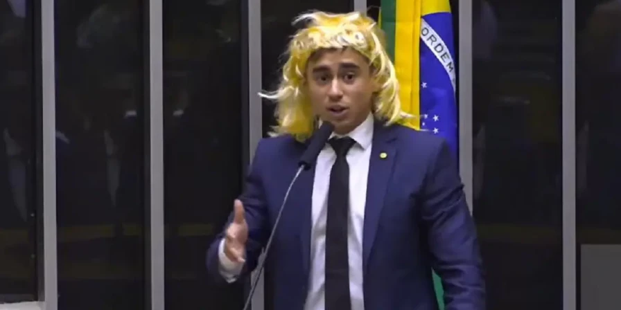 Nikolas Ferreira usou peruca durante discurso no Dia da Mulher.