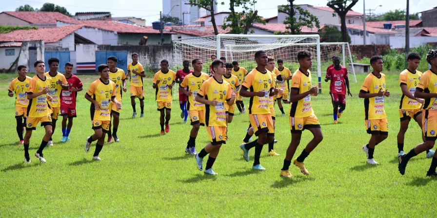 Atletas do Projeto Novos Talentos do Futebol recebem treinamento intensivo.