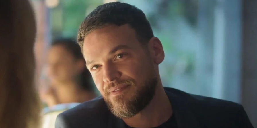 Theo (Emílio Dantas)