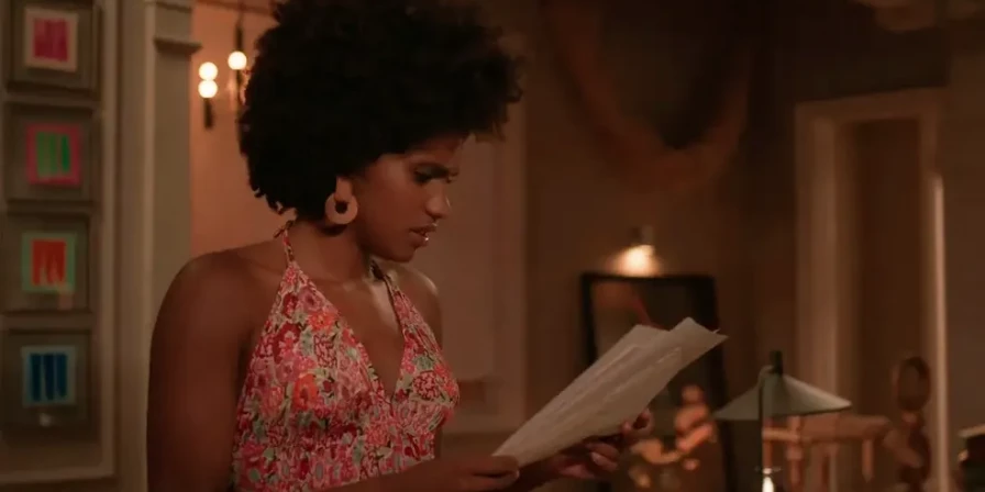 Lorena (Mariana Sena) encontra cartas de Firmino (Odilon Esteves), em 'Mar do Sertão'