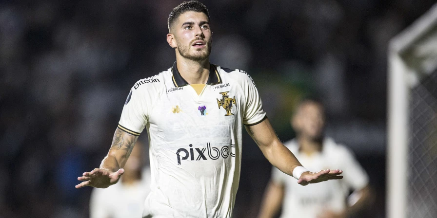 Pedro Raul comemora: o Vasco derrotou o Bangu em São Januário.