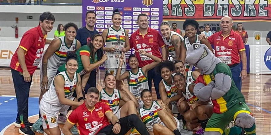 Patty Teixeira exibe troféu de MVP da partida