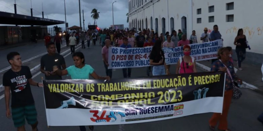 Segundo Raimundo Oliveira, houve uma reunião da diretoria geral do Sinproesemma que decidiu pela suspensão do movimento grevista.