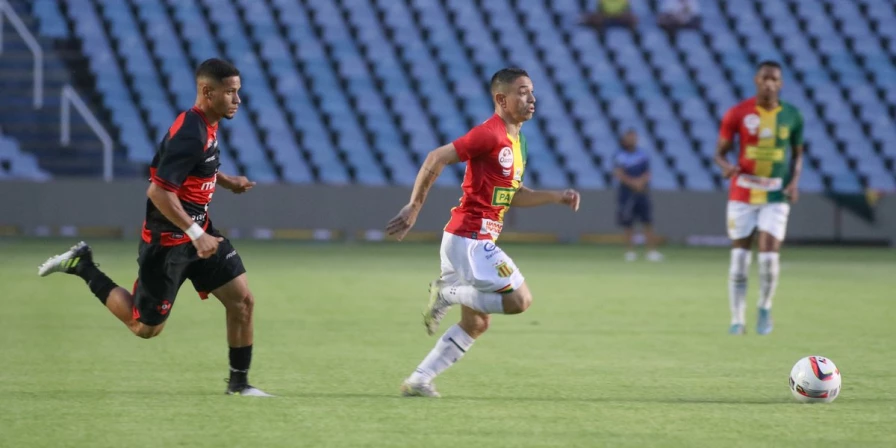 Moto leva a melhor no superclássico e vai decidir o segundo turno do estadual.
