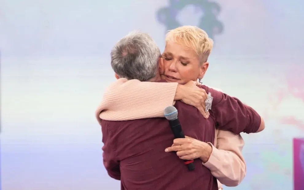 Xuxa abraça e agradece ao apresentador Serginho Groisman