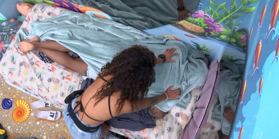 "Quem nunca errou que atire a primeira pedra", diz Domitila a Cezar.