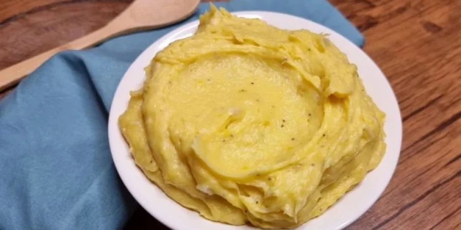 Você pode misturar queijo parmesão ralado ao purê, a fim de deixá-lo mais cremoso.