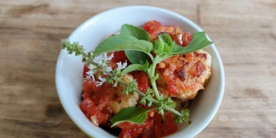 Fique à vontade para acrescentar ou temperos ou legumes na almôndega e no molho.