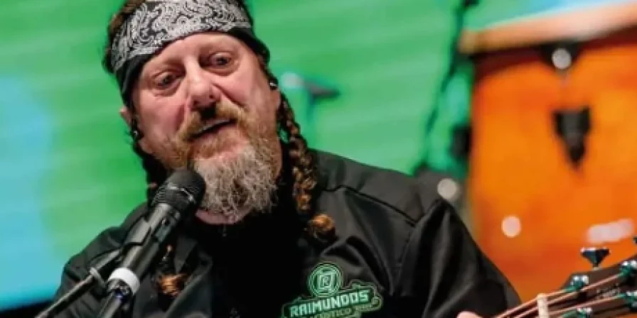 Canisso, baixista do Raimundos, morre aos 57 anos.
