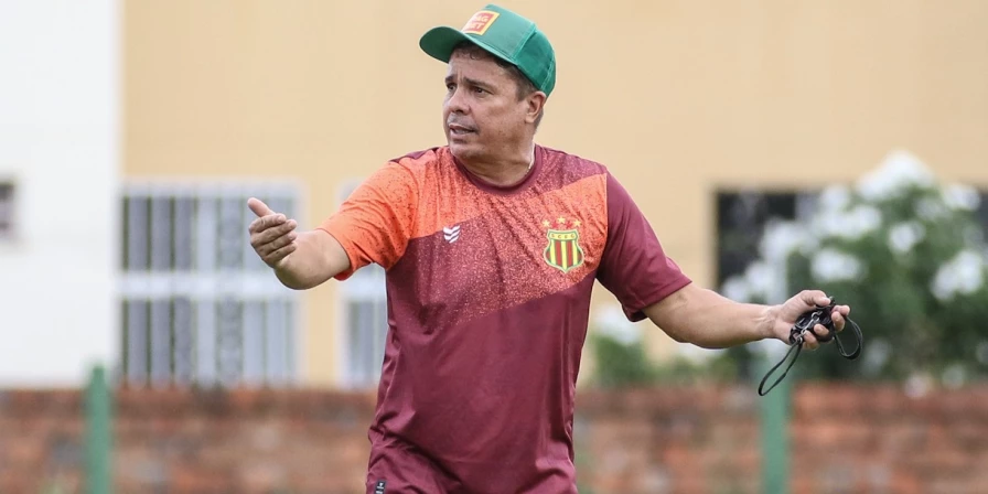 Evaristo Piza, técnico do Sampaio Corrêa.