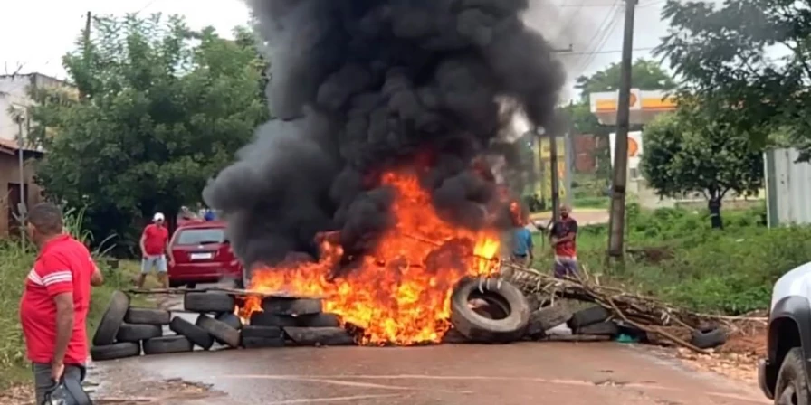 Protesto bloqueia o trânsito na MA-122.
