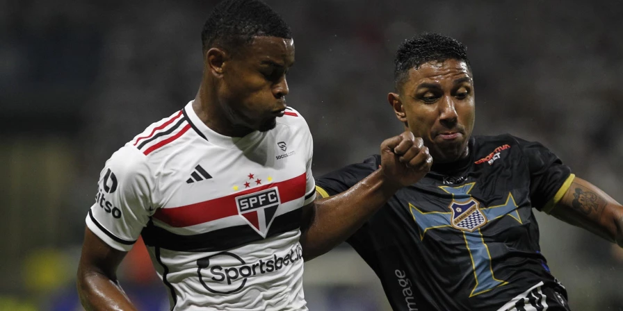 Lance do duelo entre São Paulo e Água Santa.