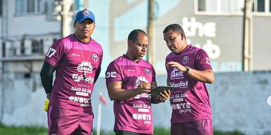 Zé Augusto e sua comissão técnico em treino do MAC