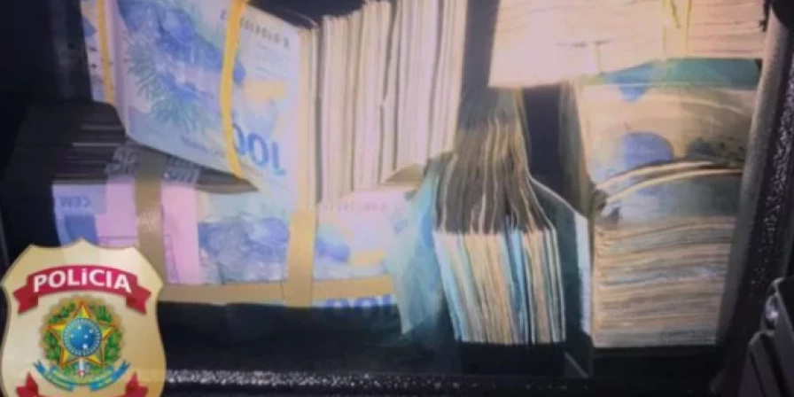 Dinheiro é encontrado por agentes da PF durante a operação