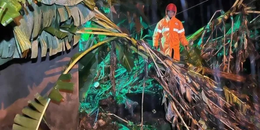 Corpo de Bombeiros e a Defesa Civil agem na contenção de danos causados pelas chuvas.