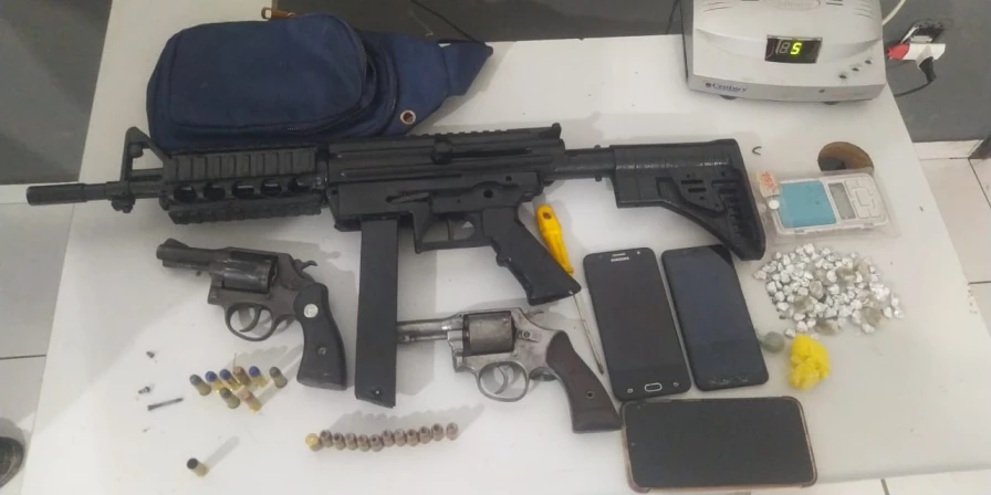 Armas de grosso calibre foram apreendidas durante as ações.