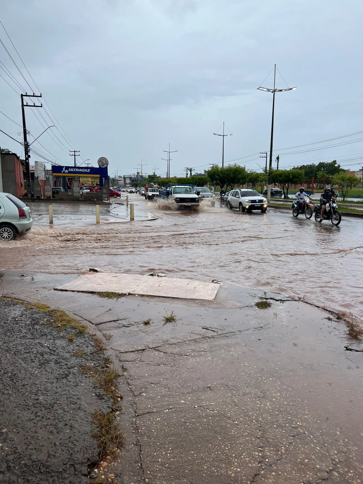 Ruas e avenidas de Imperatriz amanheceram encobertas pela água. (Foto: Diulia Sousa)