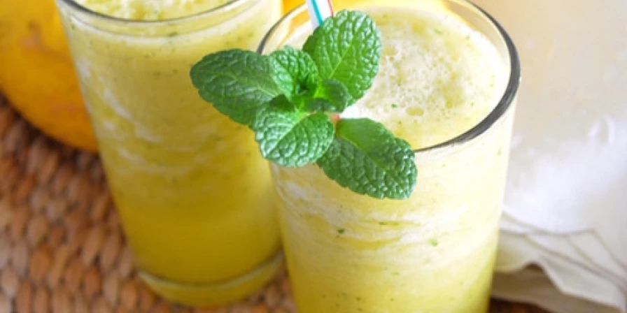 Suco de abacaxi com hortelã.
