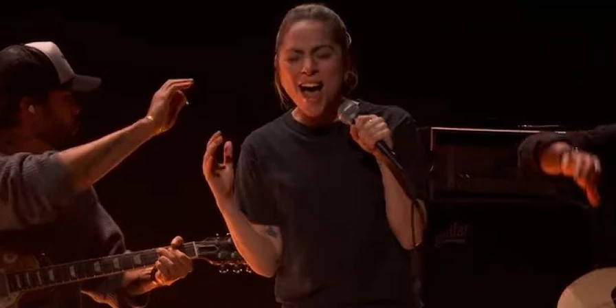 Lady Gaga usou roupa bem simples ao cantar na cerimônia do Oscar 2023, o que não é comum nesses eventos