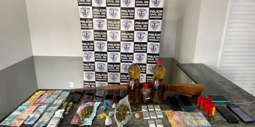 Foi apreendido material relacionado ao tráfico de drogas.