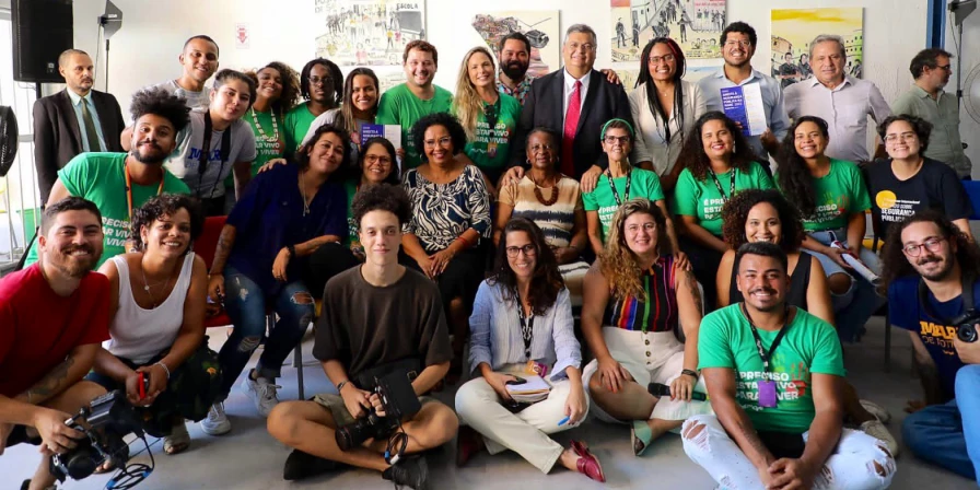 Flávio Dino publicou foto de visita que fez no Complexo da Maré