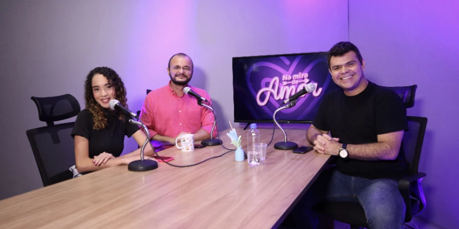 O Na Mira do Amor é apresentado pelos jornalistas Luciano Dias e Karen Rios.