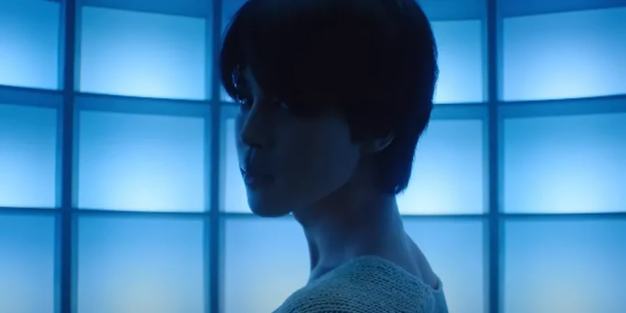 Jimin, do BTS, no clipe solo de "Set Me Free pt. 2".